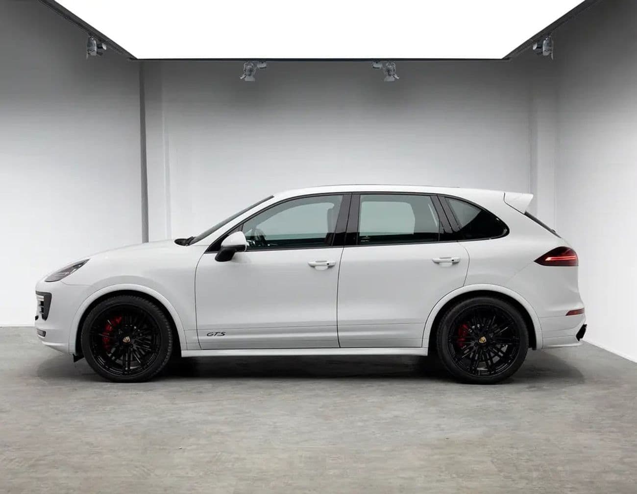 2016 Porsche Cayenne GTS thumbnail 2
