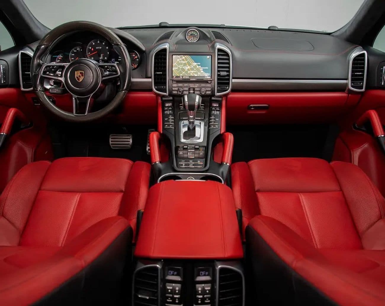 2016 Porsche Cayenne GTS thumbnail 8