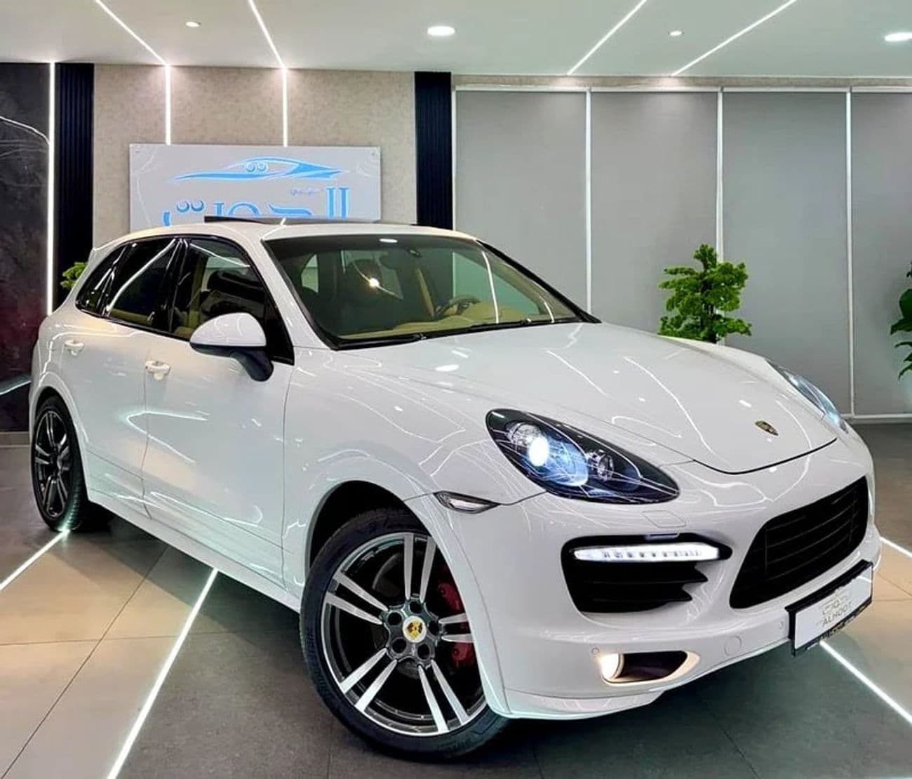 2014 Porsche Cayenne GTS thumbnail 3