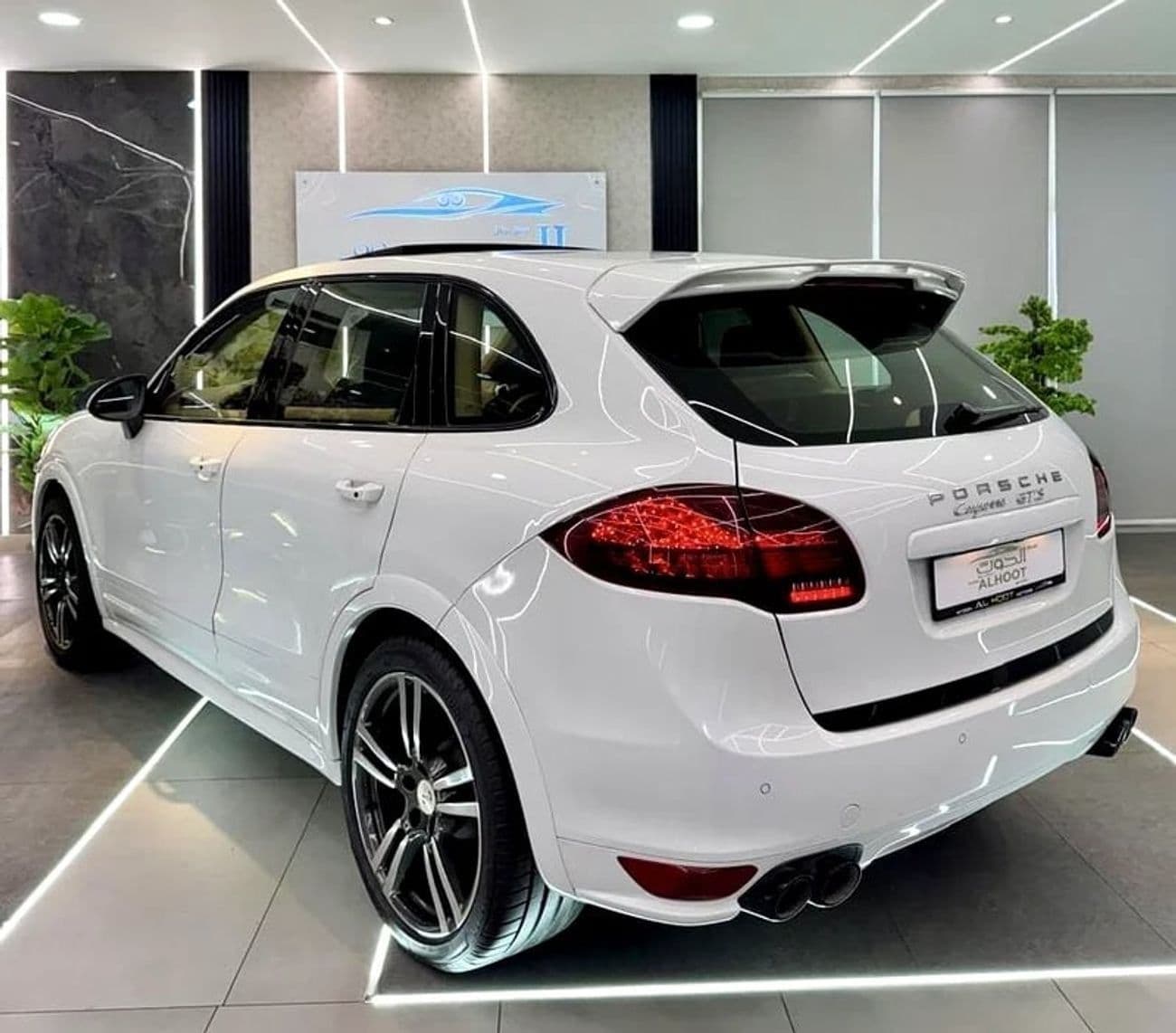 2014 Porsche Cayenne GTS thumbnail 4