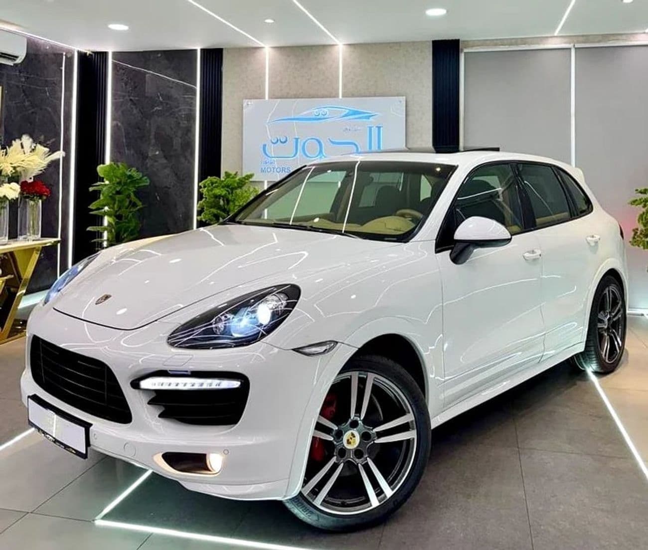 2014 Porsche Cayenne GTS thumbnail 8
