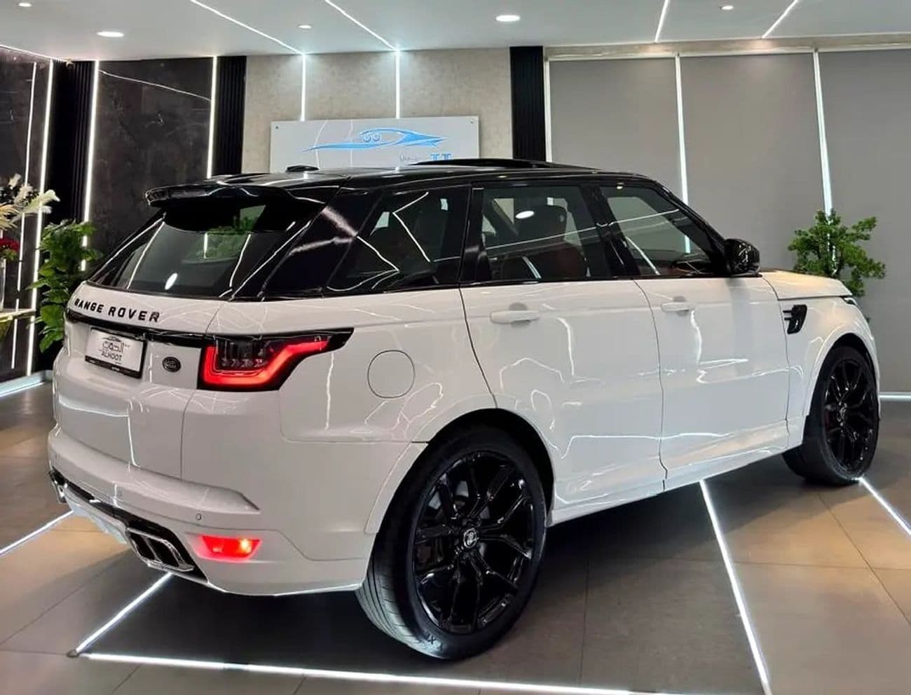 2015 Land Rover Range Rover Sport SVR thumbnail 4