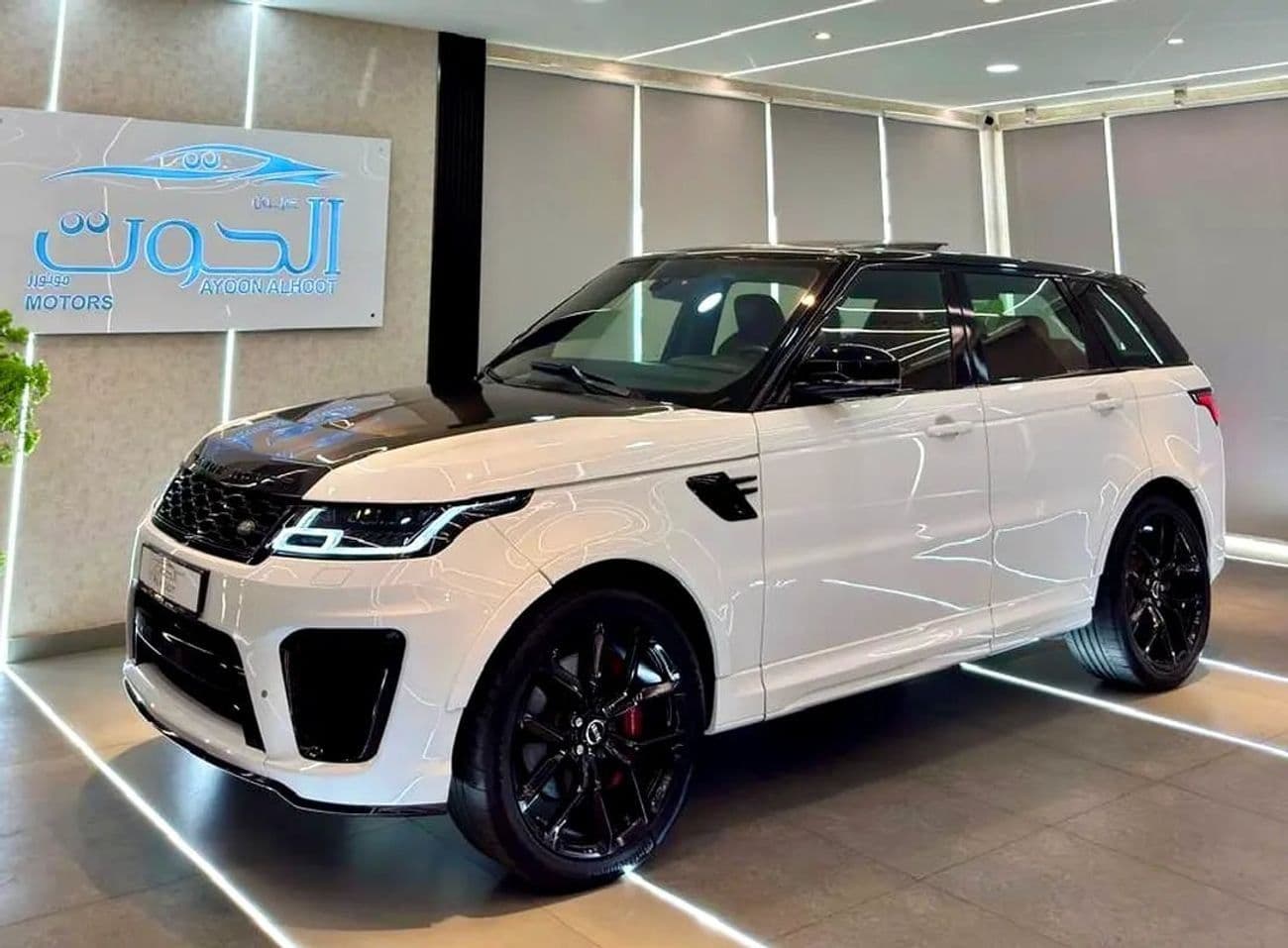 2015 Land Rover Range Rover Sport SVR thumbnail 3