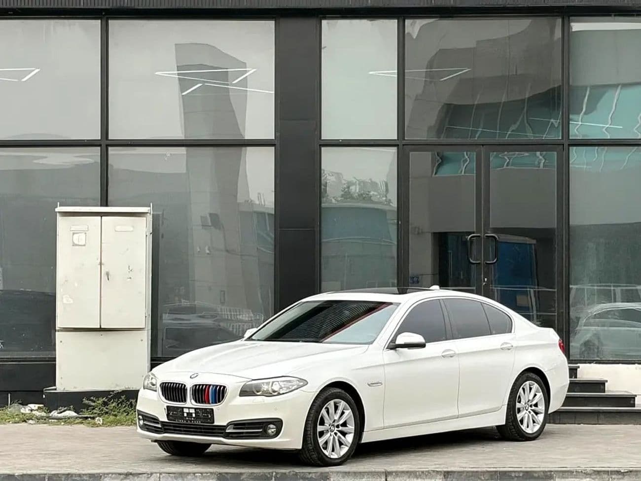 2015 BMW 520i LUXURY thumbnail 3