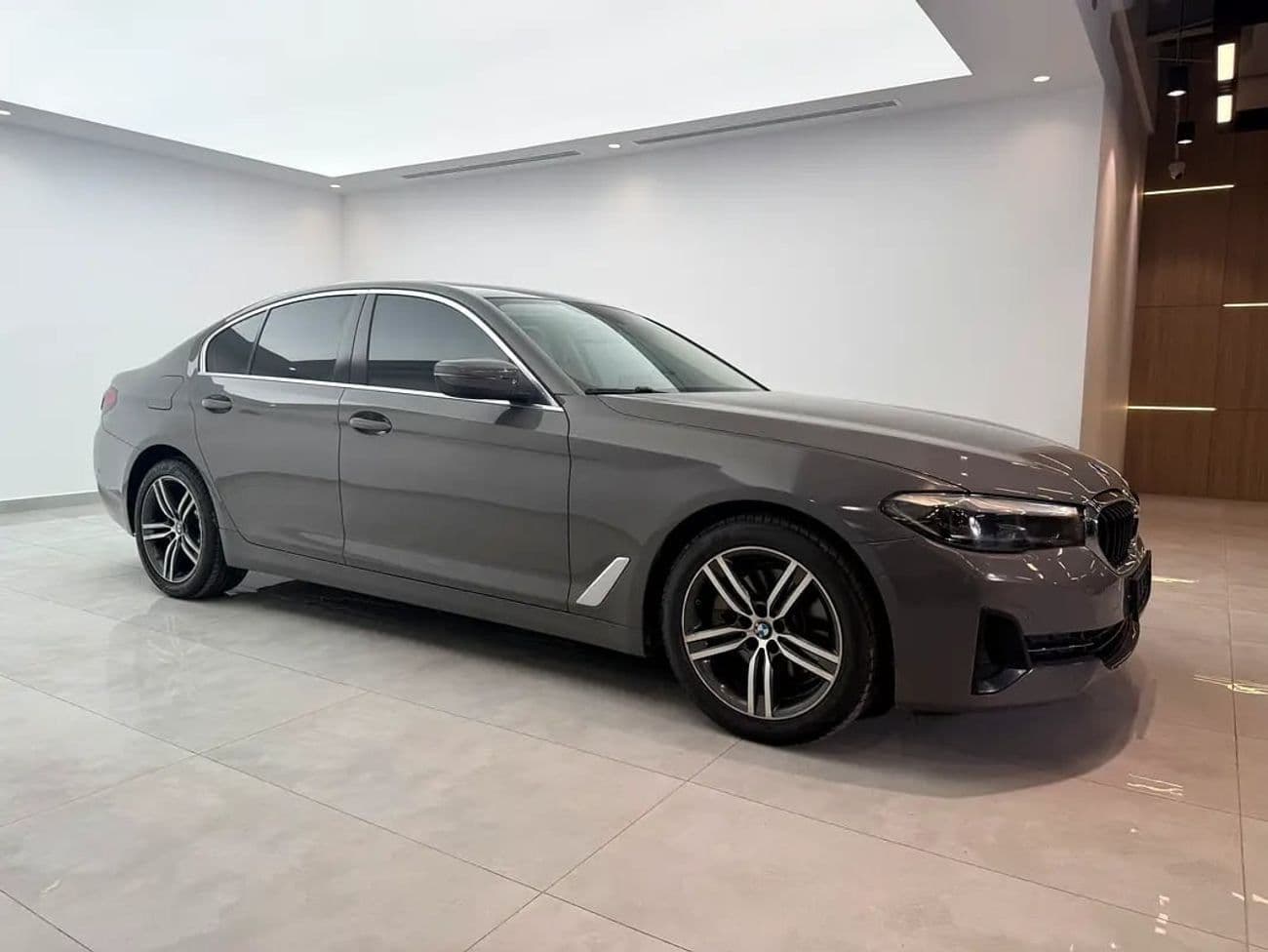 2021 BMW 520i JOY EDITION thumbnail 3