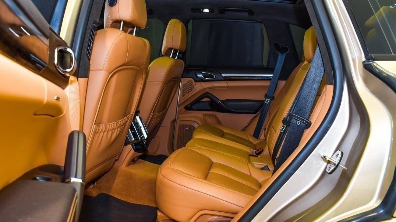 2016 Porsche Cayenne GTS thumbnail 7