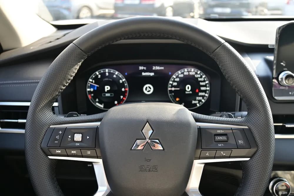 2025 Mitsubishi Outlander thumbnail 2