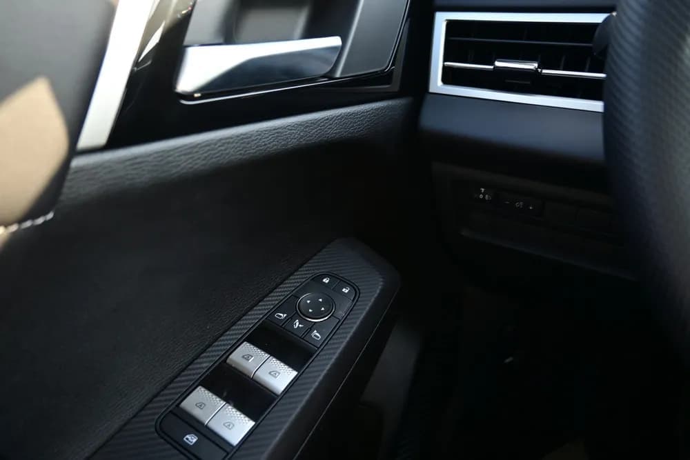 2025 Mitsubishi Outlander thumbnail 9