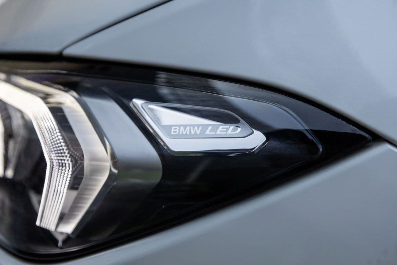 2025 BMW 318i Excellence thumbnail 4