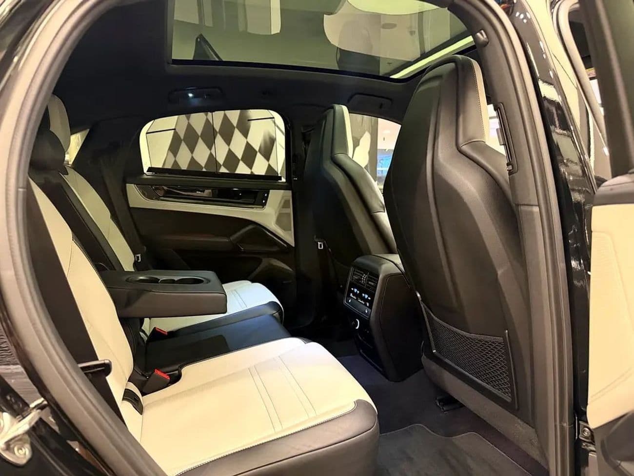 2024 Porsche Cayenne STANDARD thumbnail 7