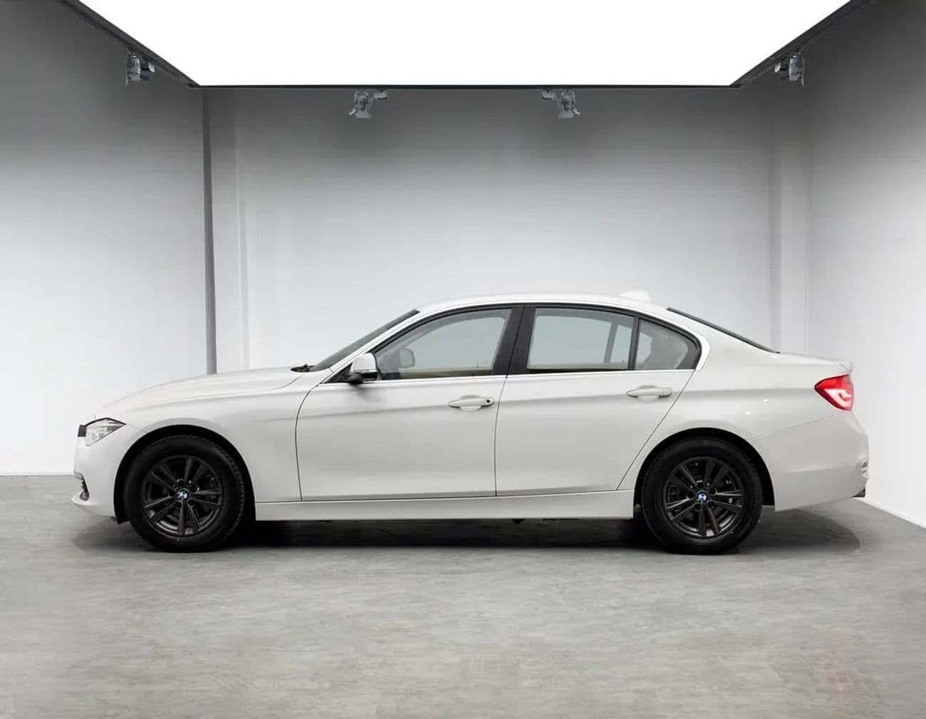 2018 BMW 318i STANDARD thumbnail 2