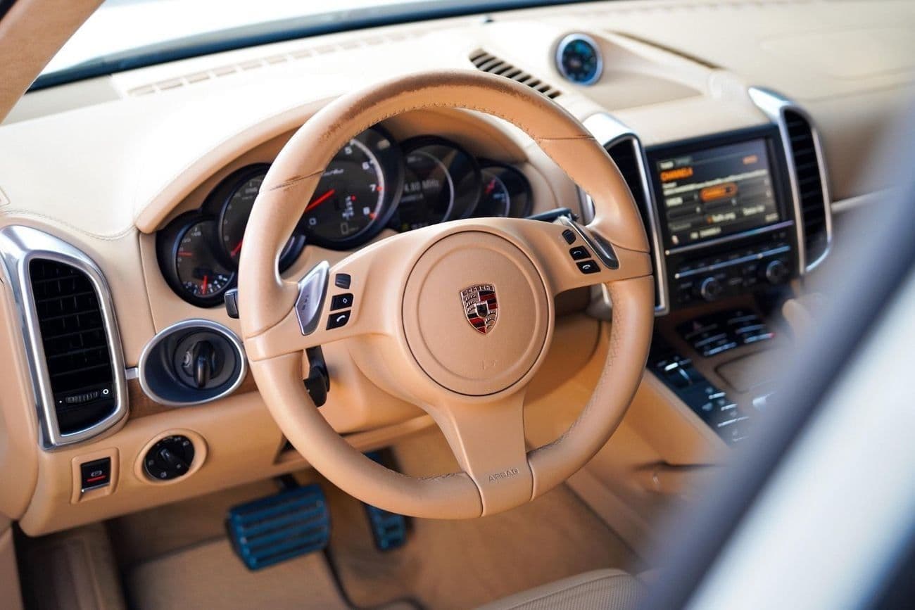 2011 Porsche Cayenne TURBO thumbnail 3