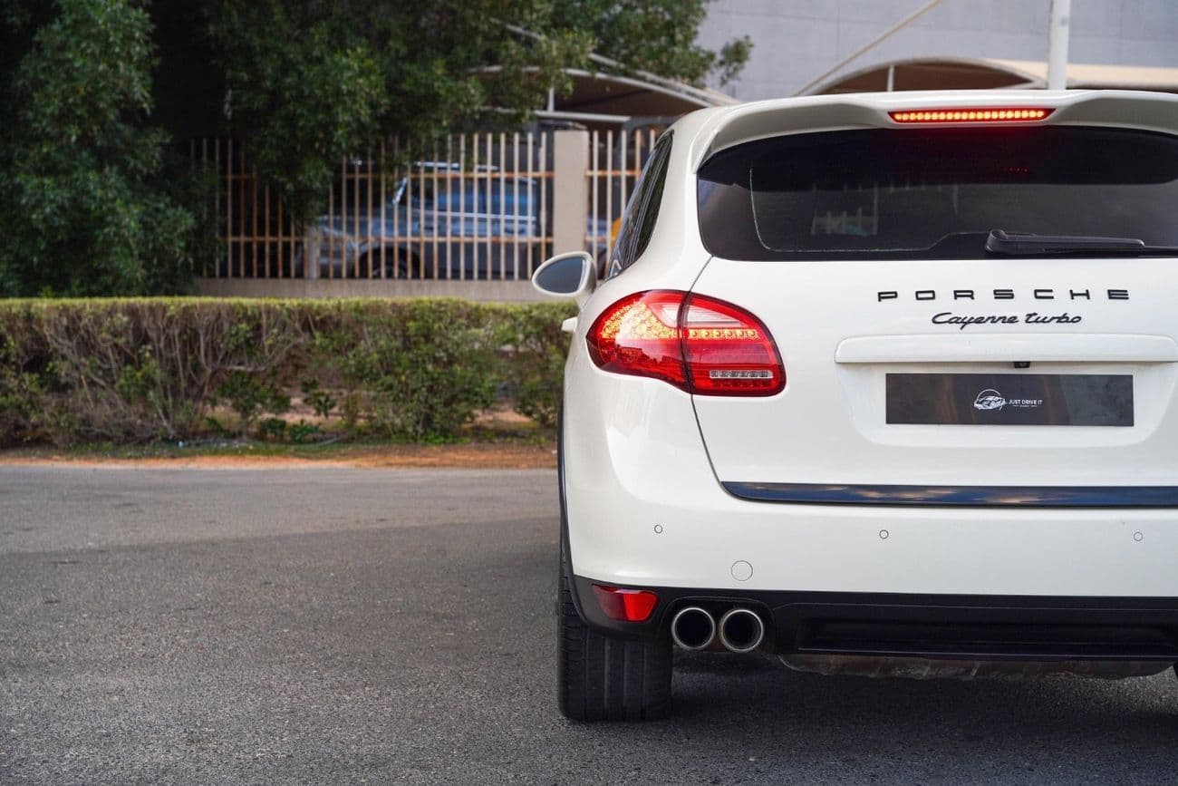 2011 Porsche Cayenne TURBO thumbnail 8