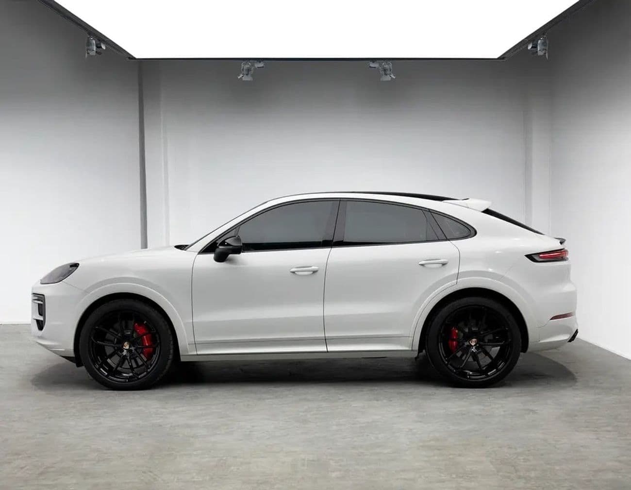 2024 Porsche Cayenne S thumbnail 2