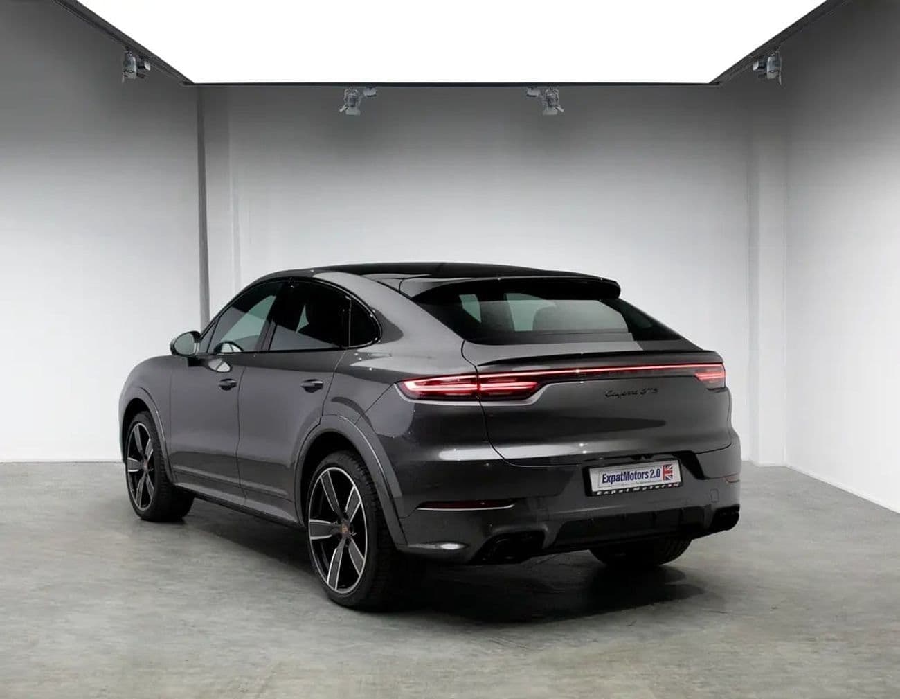 2022 Porsche Cayenne GTS thumbnail 3