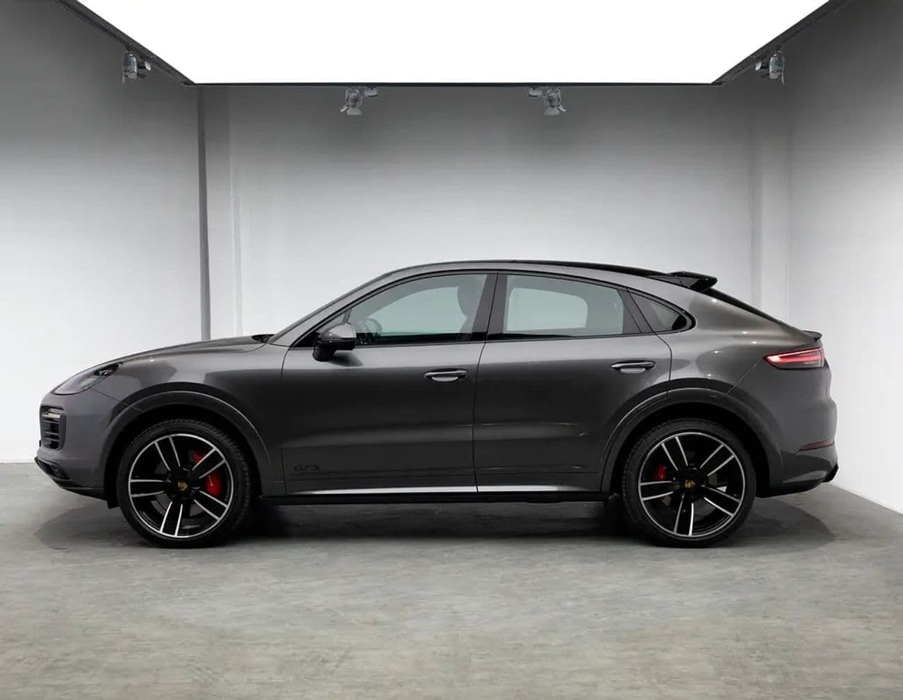2022 Porsche Cayenne GTS thumbnail 2