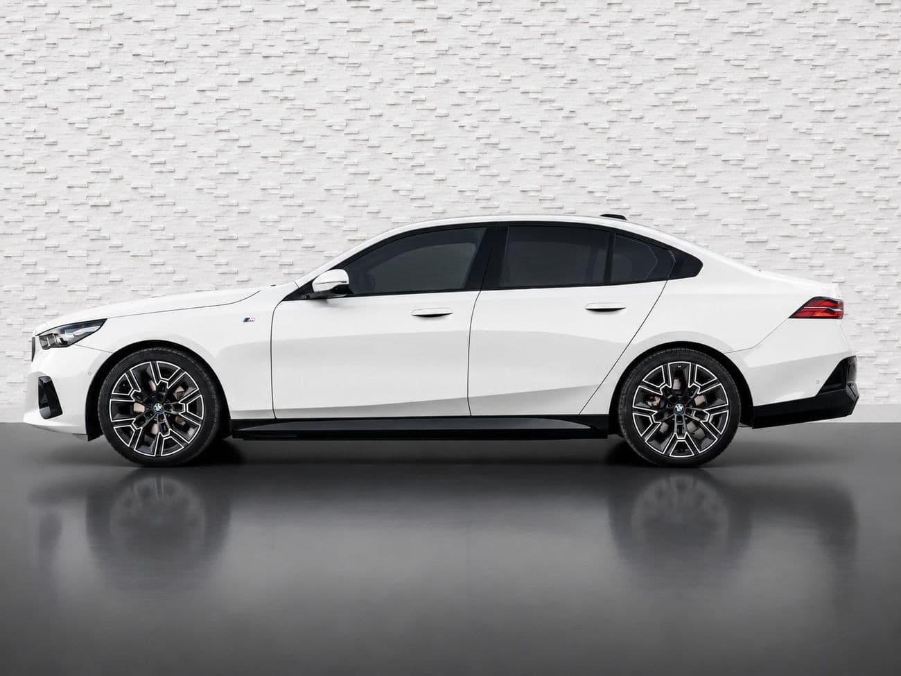 2024 BMW 520i M SPORT thumbnail 6