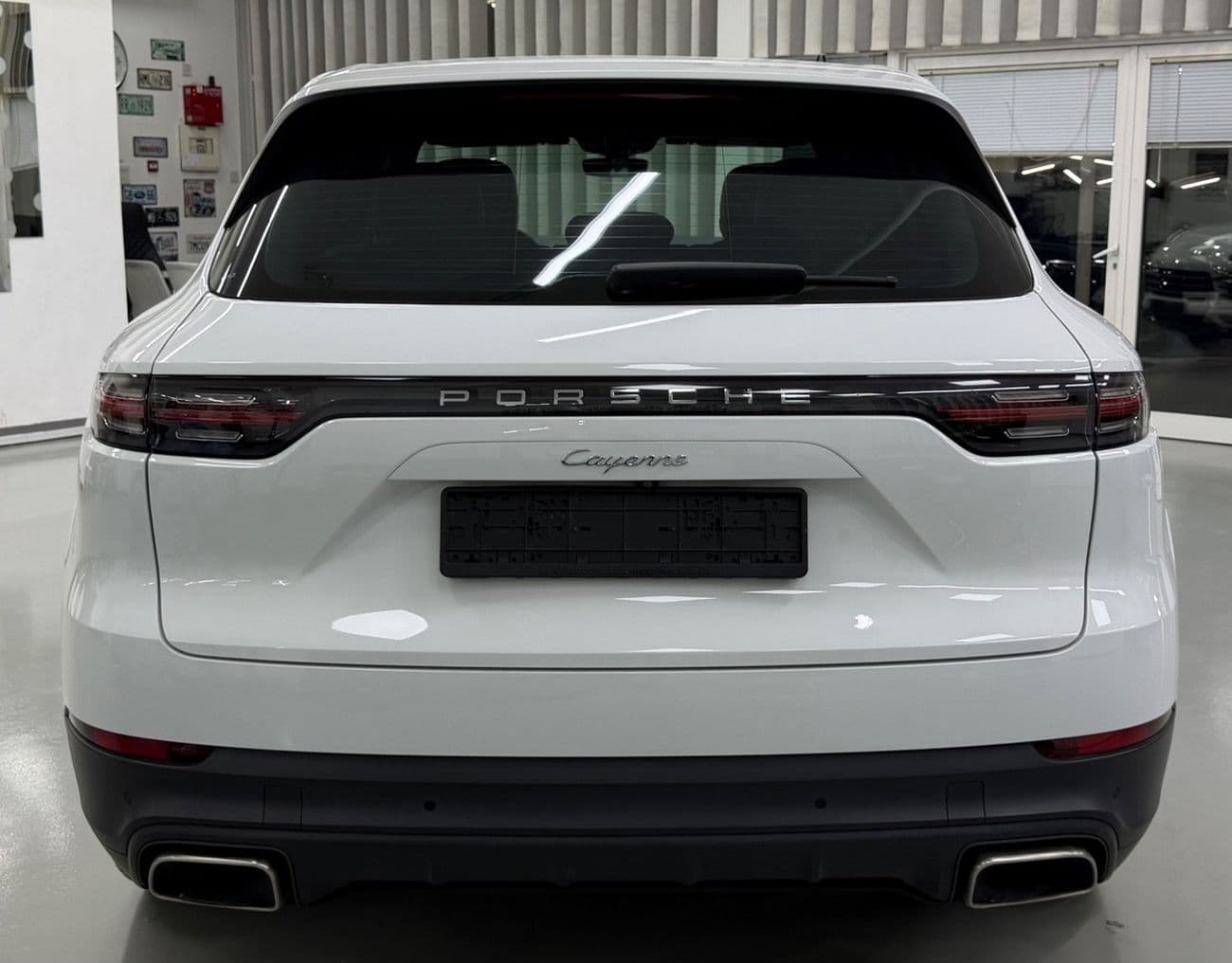 2018 Porsche Cayenne STANDARD thumbnail 4
