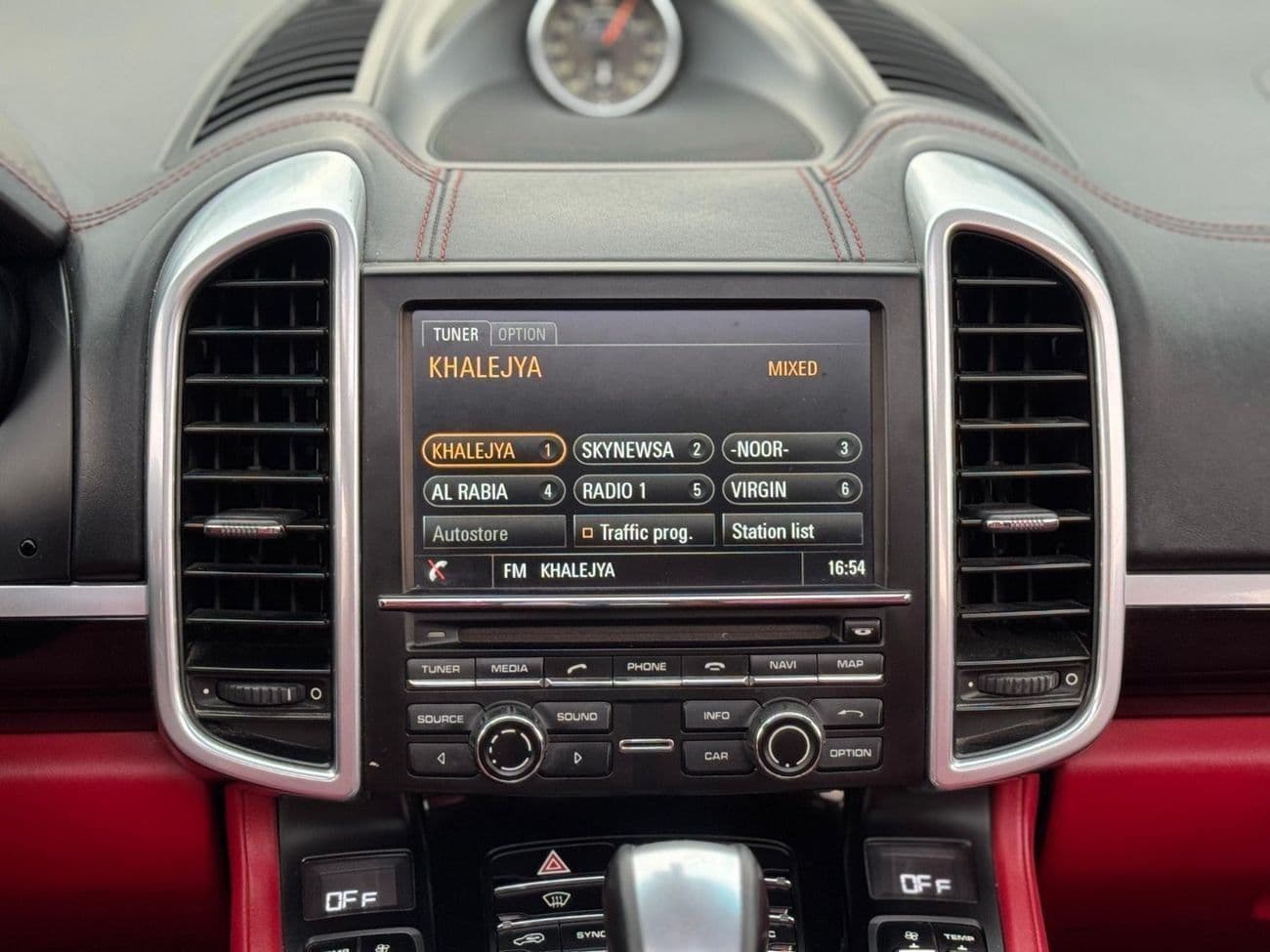 2016 Porsche Cayenne STANDARD thumbnail 8