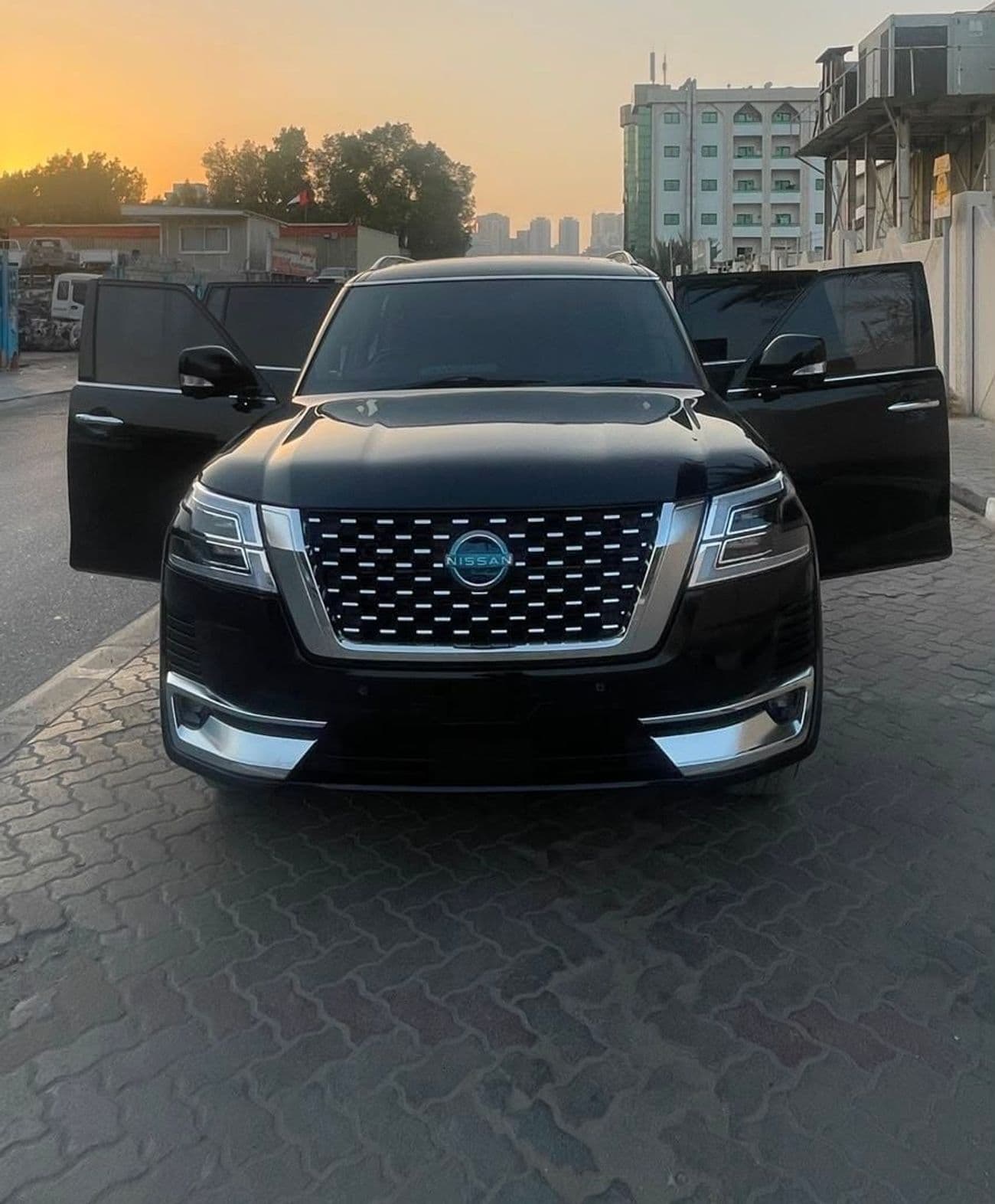 2023 Nissan Patrol LE T2 thumbnail 3
