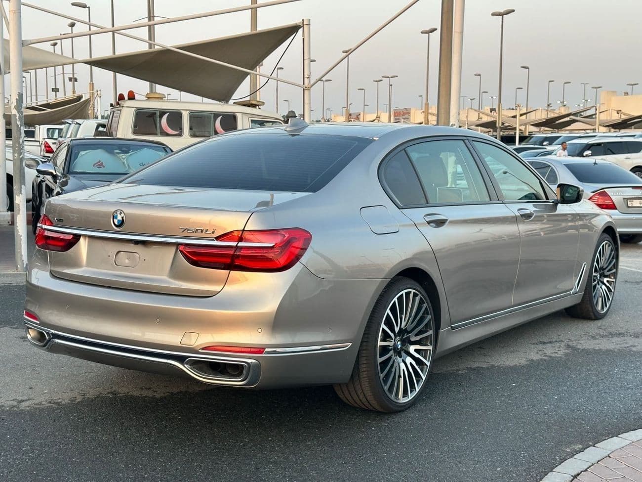 2016 BMW 750Li XDRIVE LUXURY thumbnail 3