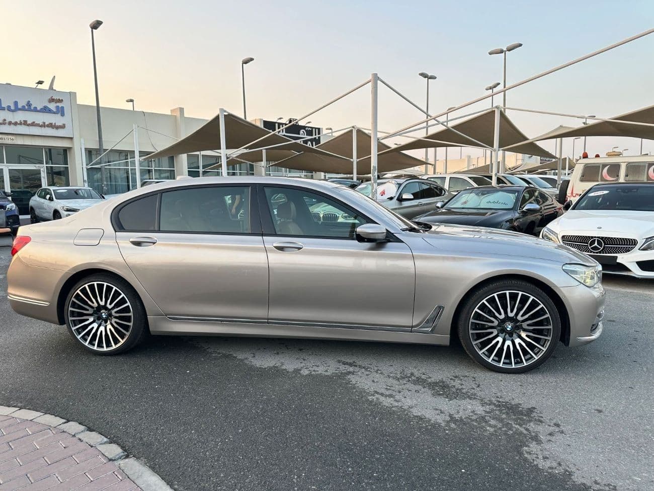 2016 BMW 750Li XDRIVE LUXURY thumbnail 2