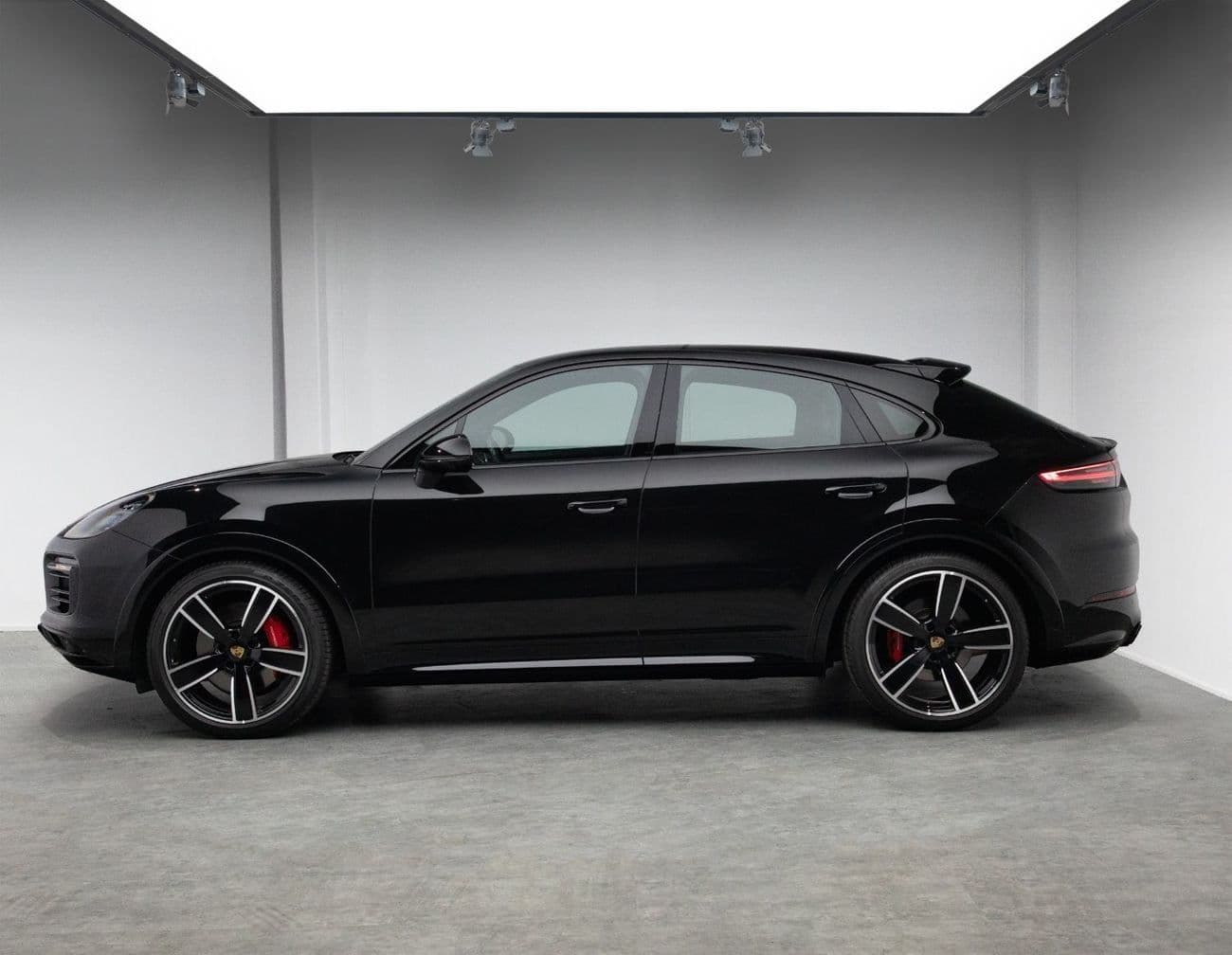 2023 Porsche Cayenne GTS thumbnail 2
