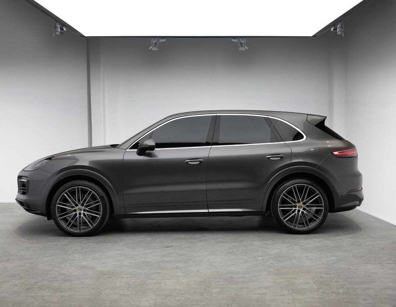 2023 Porsche Cayenne S thumbnail 2