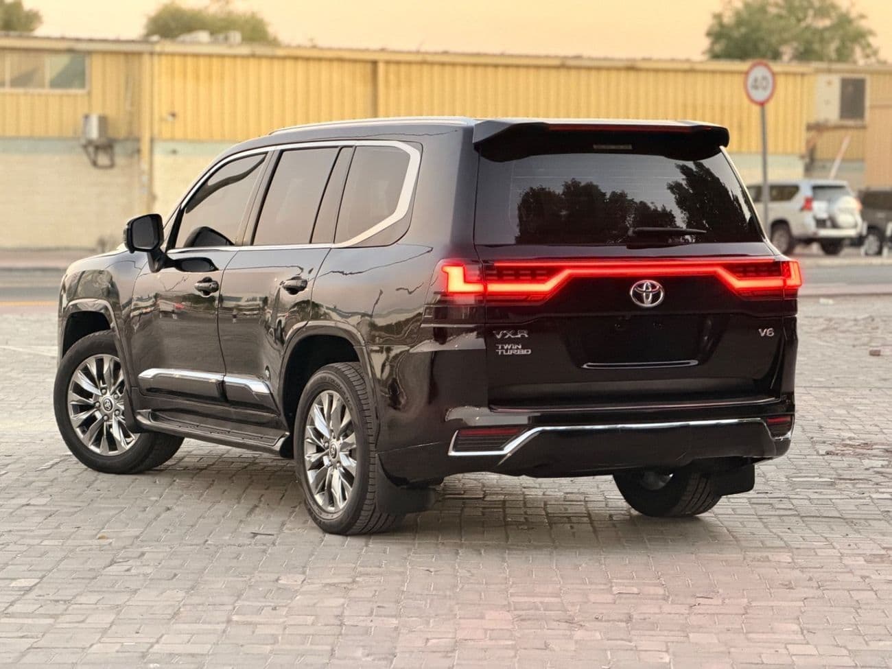 2017 Toyota Land Cruiser GXR thumbnail 4