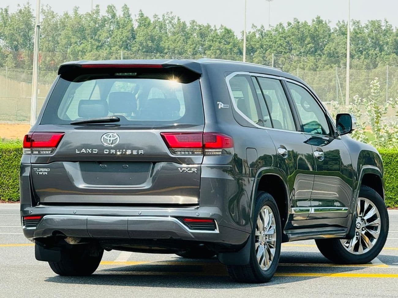 2018 Toyota Land Cruiser VXR thumbnail 3