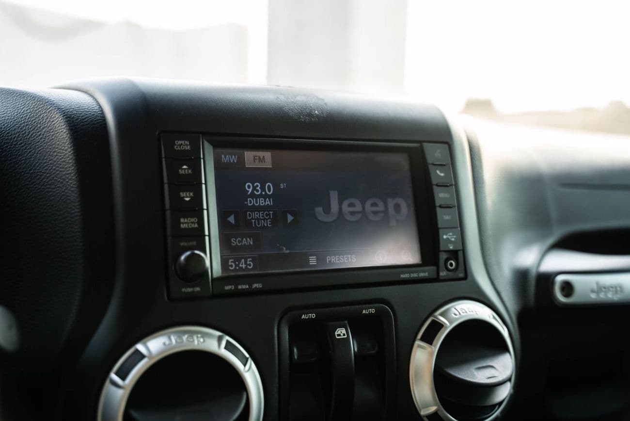 2016 Jeep Wrangler SAHARA thumbnail 6