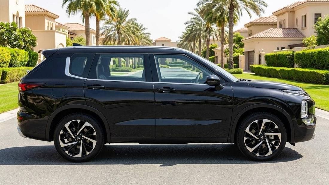 2025 Mitsubishi Outlander thumbnail 3
