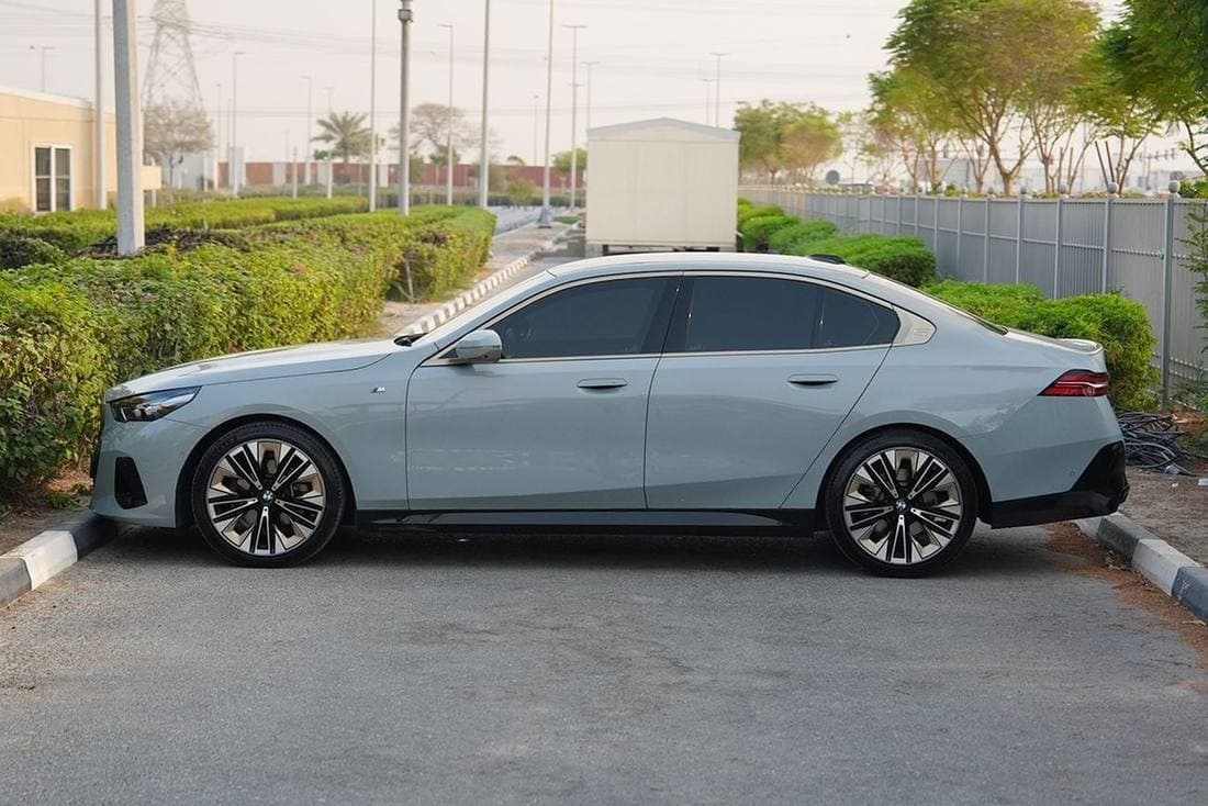 2024 BMW 520i M SPORT thumbnail 6