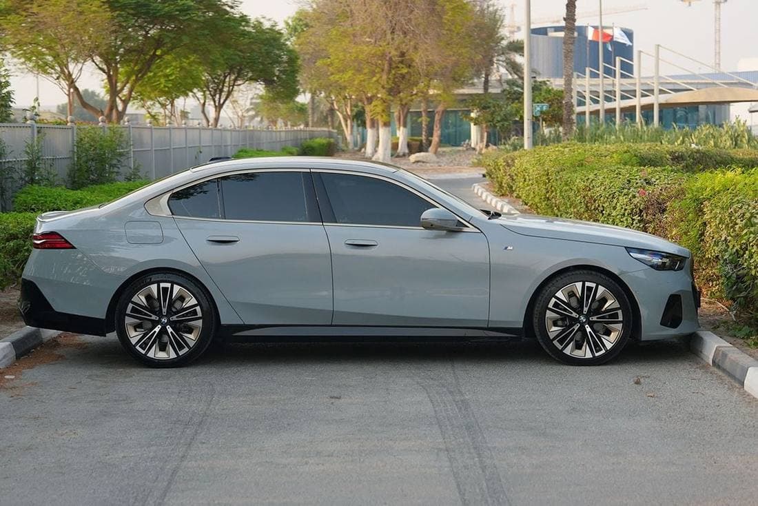 2024 BMW 520i M SPORT thumbnail 5