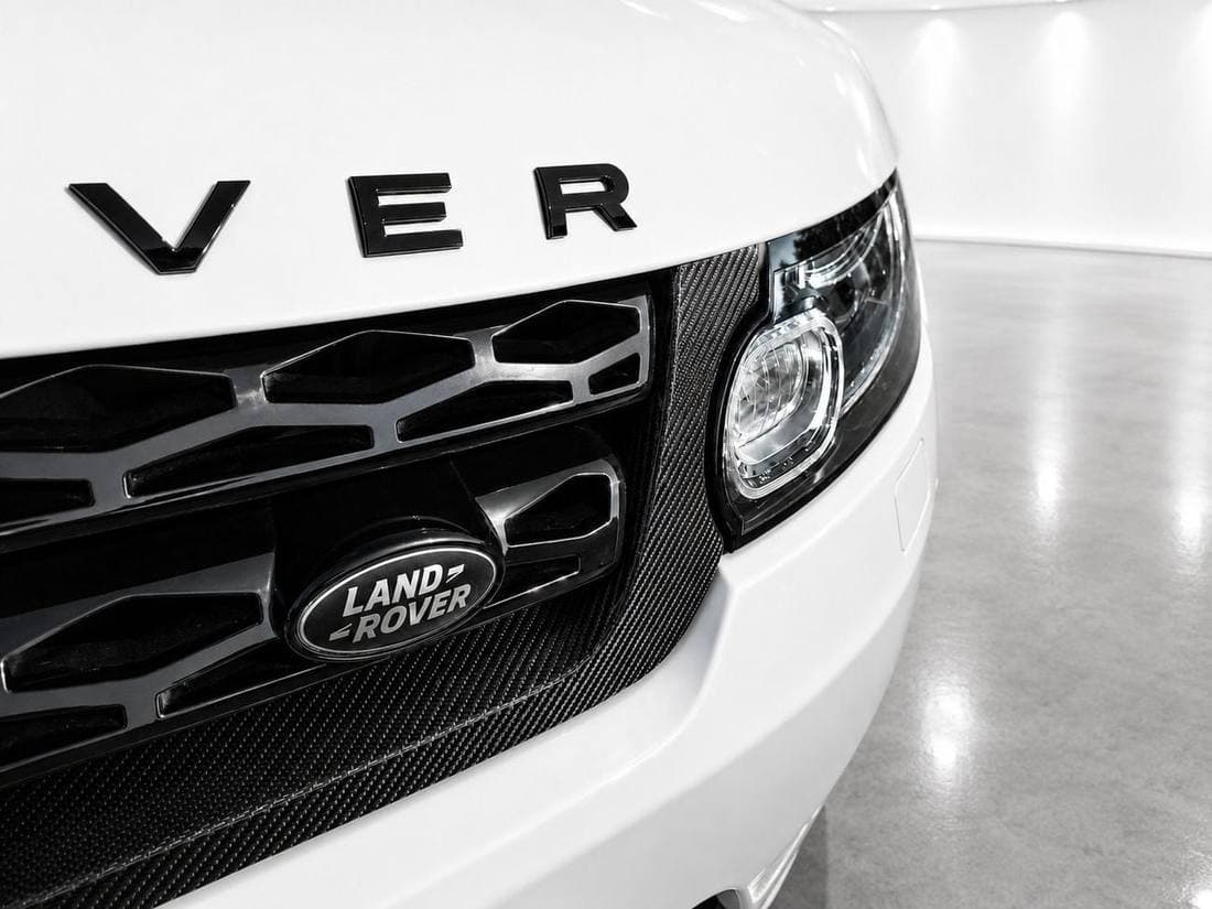 2017 Land Rover Range Rover Sport SVR thumbnail 6