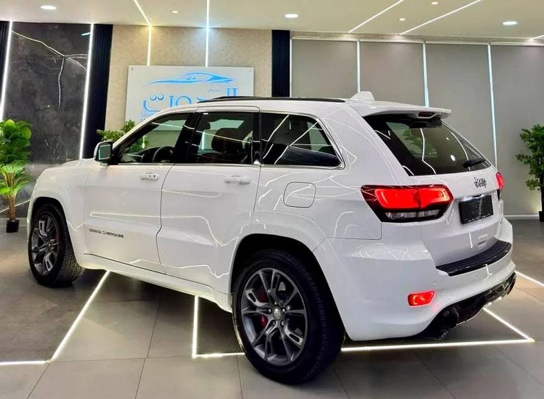 2016 Jeep Grand Cherokee SRT thumbnail 4