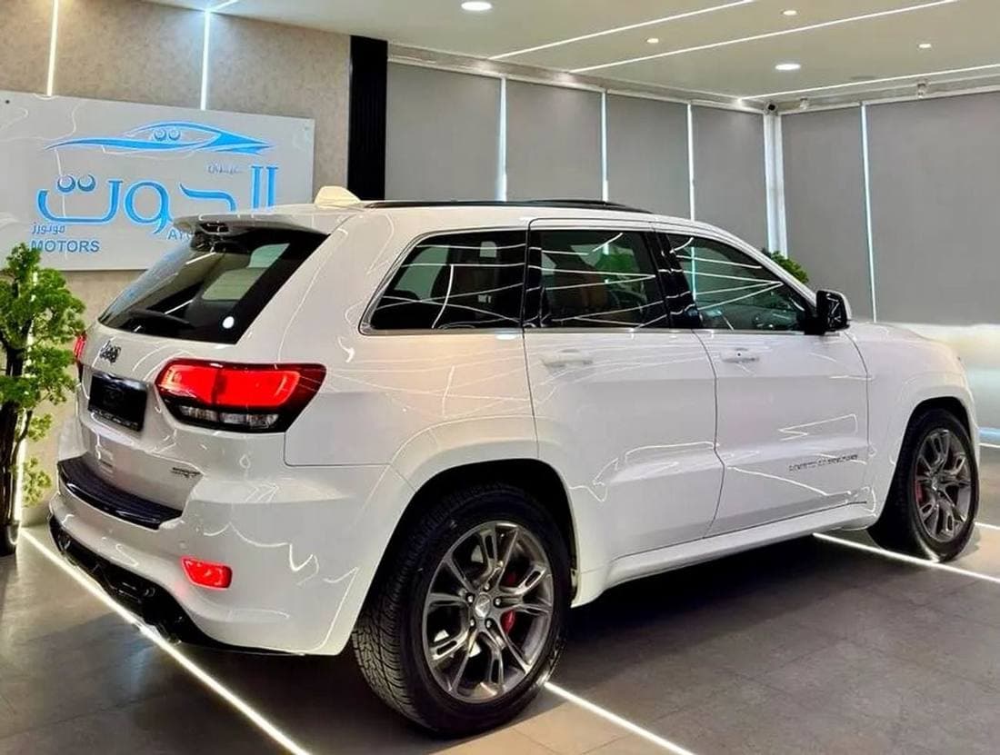 2016 Jeep Grand Cherokee SRT thumbnail 6
