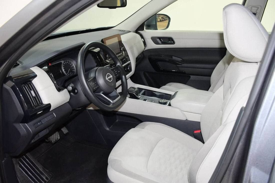 2025 Nissan Pathfinder S thumbnail 4