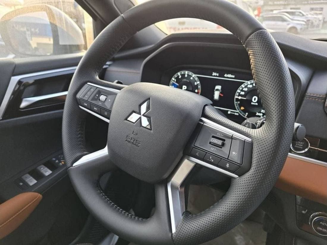 2025 Mitsubishi Outlander PREMIUM LAUNCH EDITION thumbnail 8