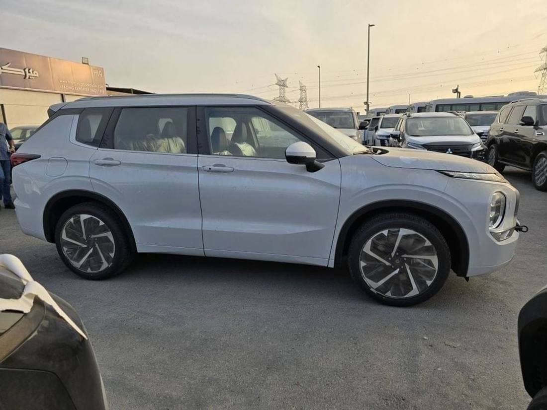 2025 Mitsubishi Outlander PREMIUM LAUNCH EDITION thumbnail 3