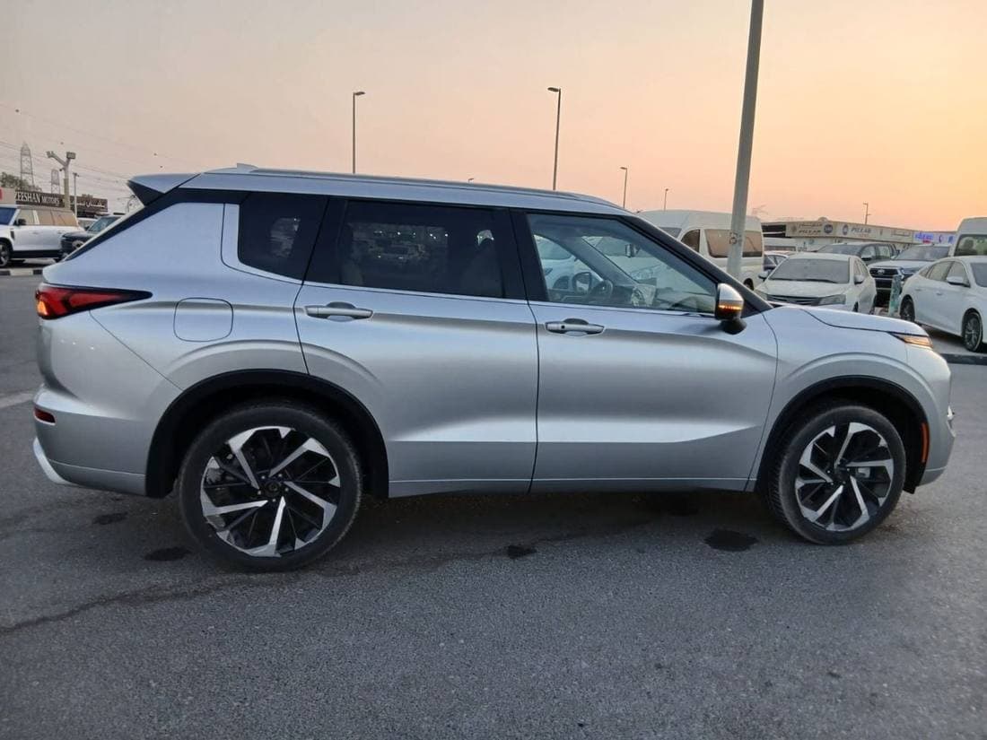 2023 Mitsubishi Outlander PREMIUM thumbnail 4