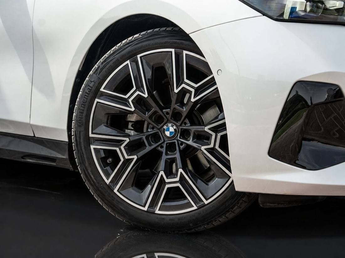 2024 BMW 520i M SPORT thumbnail 5