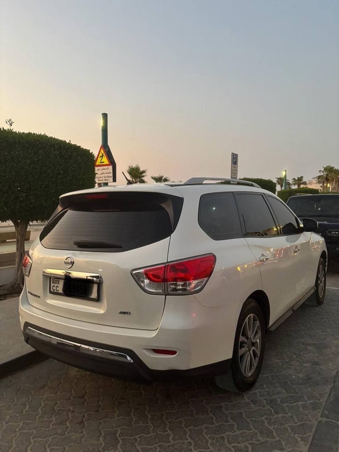 2015 Nissan Pathfinder SL thumbnail 4