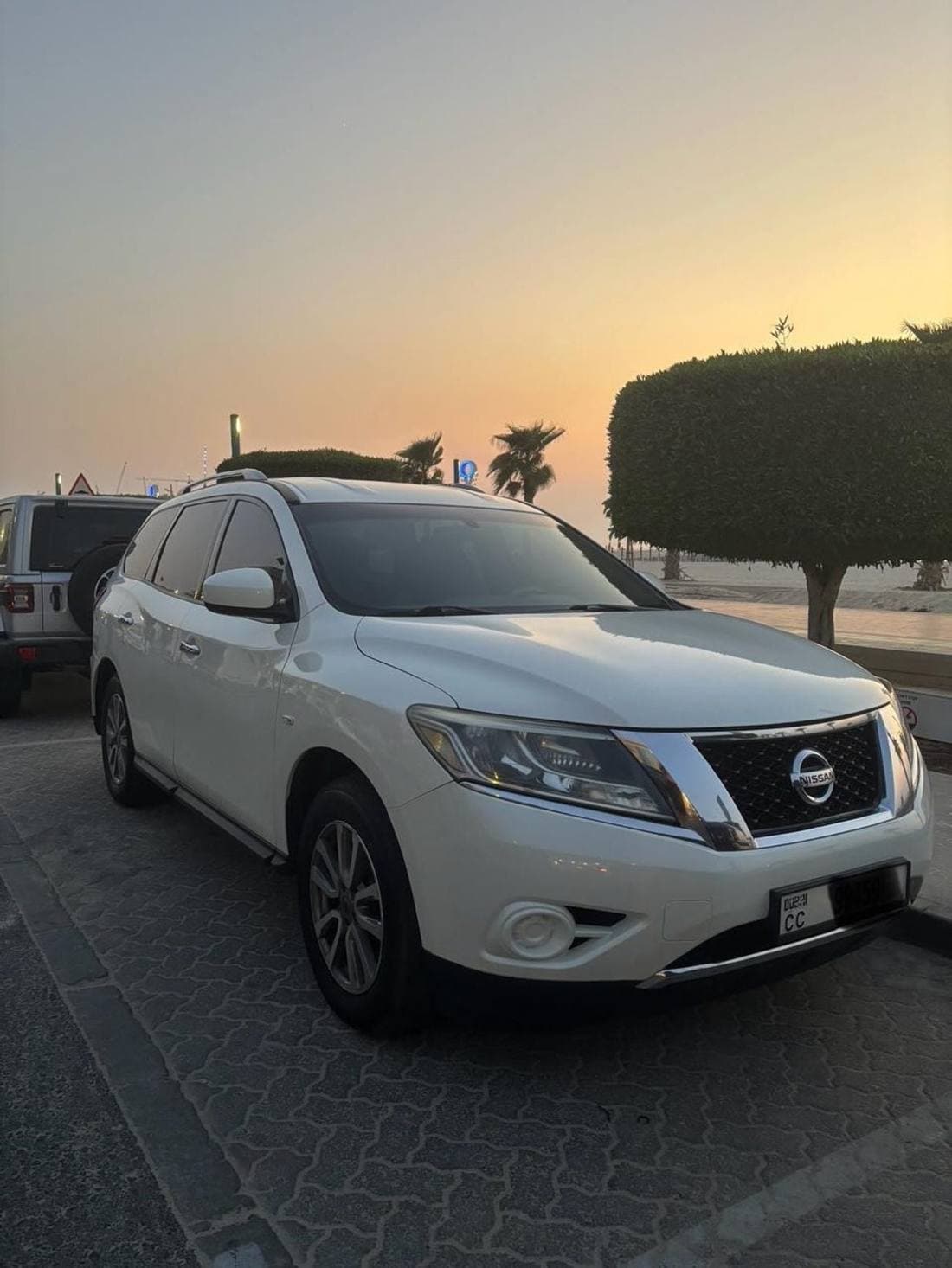 2015 Nissan Pathfinder SL thumbnail 2