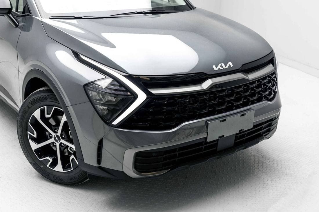2025 Kia Sportage Premium thumbnail 2