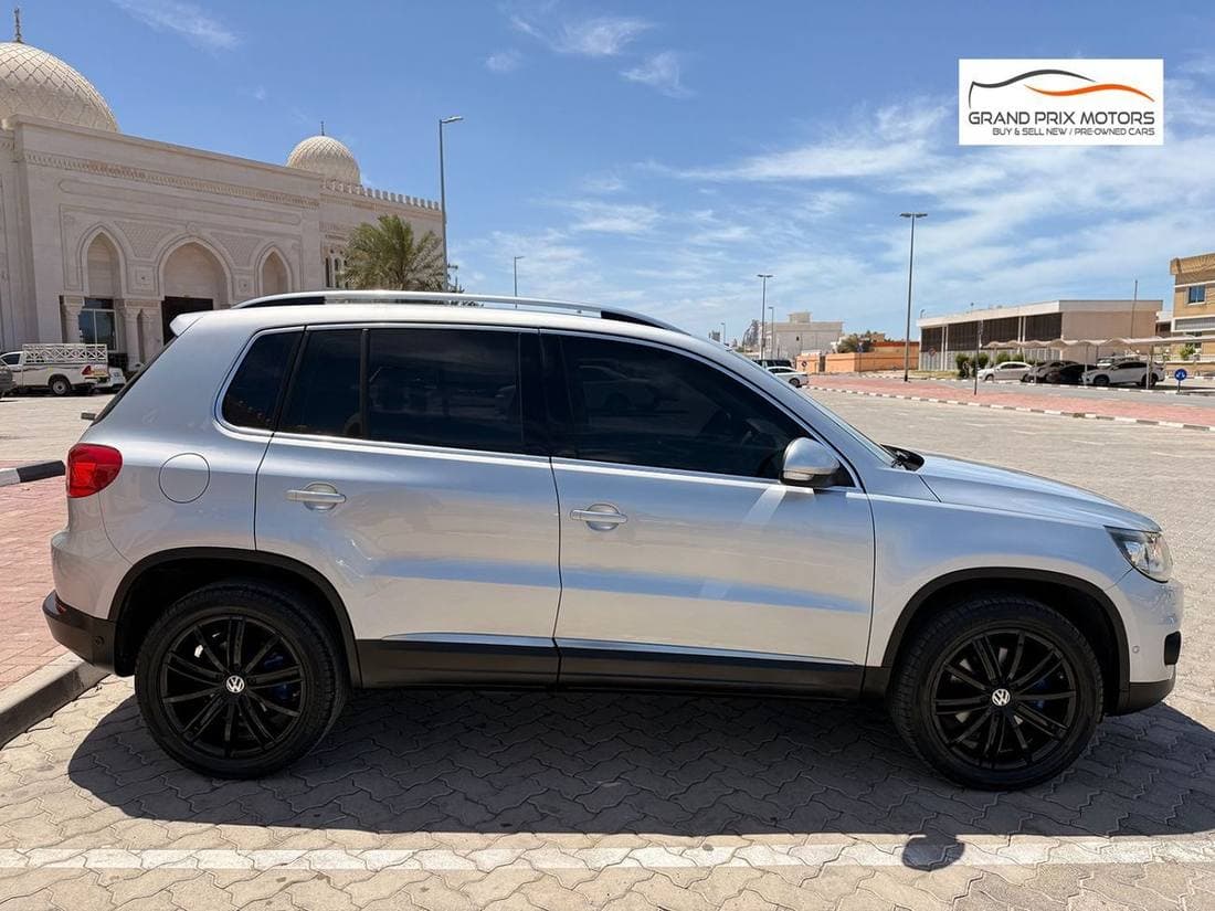 2014 Volkswagen Tiguan SE thumbnail 4