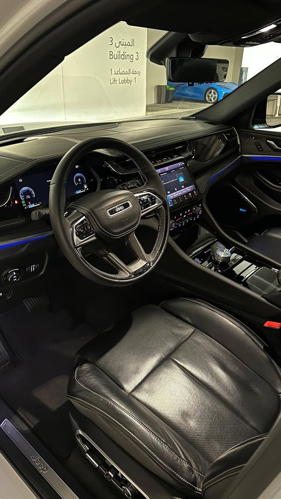 2022 Jeep Grand Cherokee OVERLAND thumbnail 2