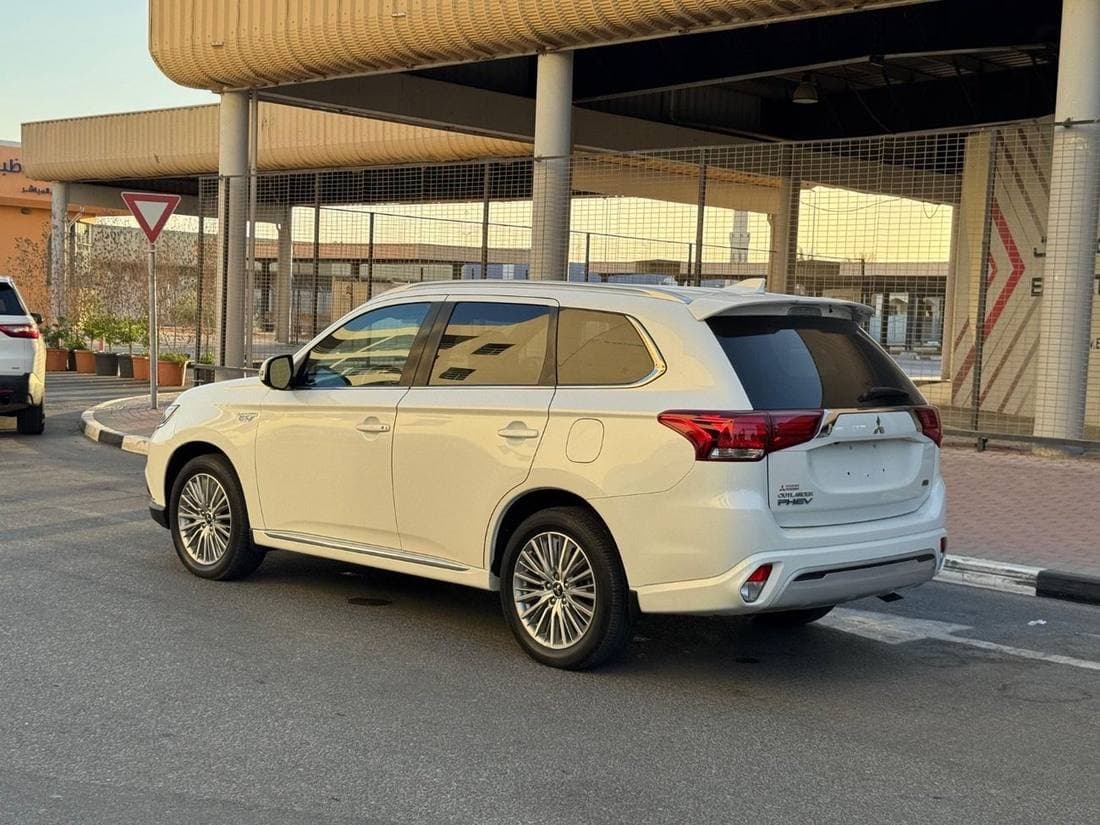 2021 Mitsubishi Outlander thumbnail 4