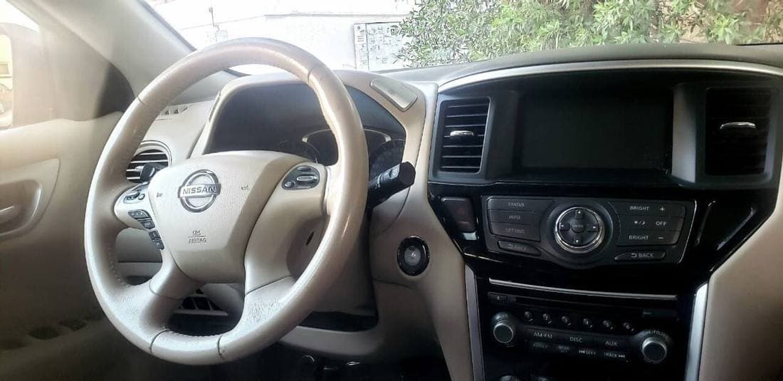 2014 Nissan Pathfinder SV thumbnail 3