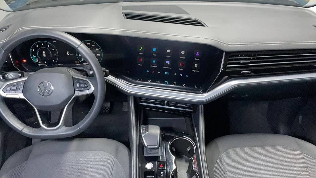2025 Volkswagen Touareg thumbnail 5